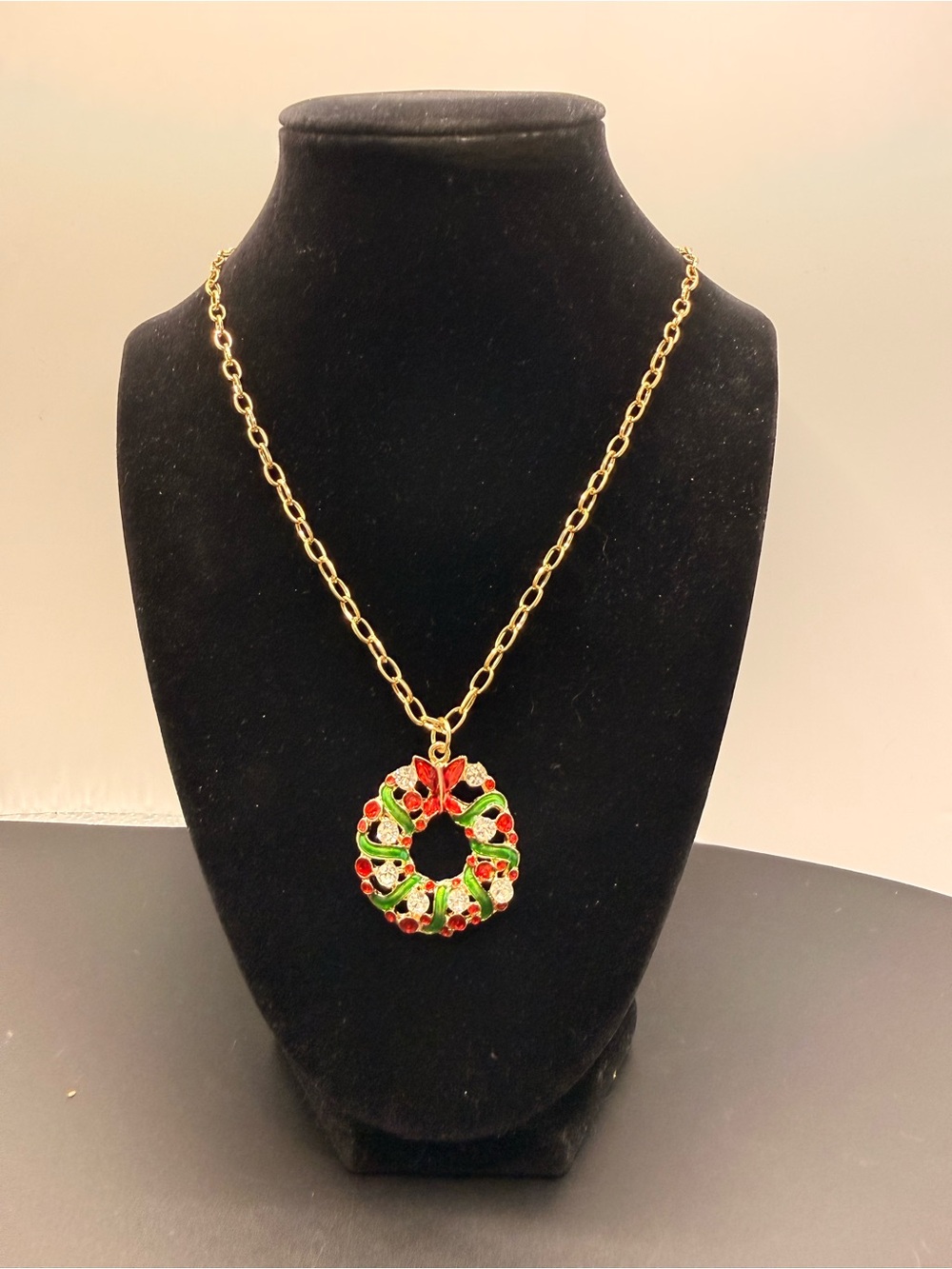 Enamel Christmas Wreath Pendant Necklace Gold Tone Chain Holiday Holly Green